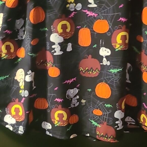 Peanuts Halloween Scrubs  Top wil - Picture 9 of 9
